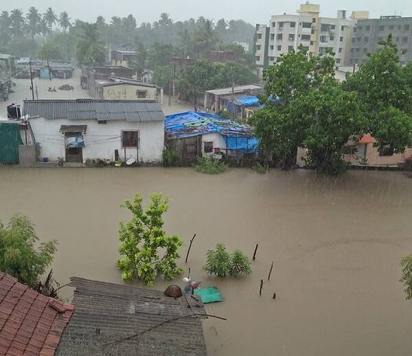 વલસાડ: ઉમરગામ તાલુકામાં ફરી ભારે વરસાદ ખાબક્યો હતો. 13 કલાકમાં 13 ઇંચ વરસાદ પડતાં સમગ્ર જગ્યાના માર્ગો જળબંબાકાર થઈ ગયા હતા. અત્યાર સુધીમાં ઉમરગામમાં માત્ર 15 દિવસમાં જ 49 ઈંચ વરસાદ પડી ગયો છે. 