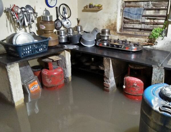 ઉમરગામમાં રાત્રી દરમિયાન વરસાદની હેલી સતત ચાલુ રહેતા રવિવારની વહેલી સવારે માર્ગો પર જળ બંબાકારની સ્થિતી બની હતી. ભીલાડ સરીગામ સ્ટેટ હાઇવે પર સરીગામ બજાર વિસ્તારમાં માર્ગ પર બેથી ત્રણ ફૂટ જેટલા પાણી ભરાયા હતા. જેના લીધે માર્ગ બંધ થતાં વાહનોને અન્ય માર્ગ પરથી પસાર થવું પડ્યું હતું. 