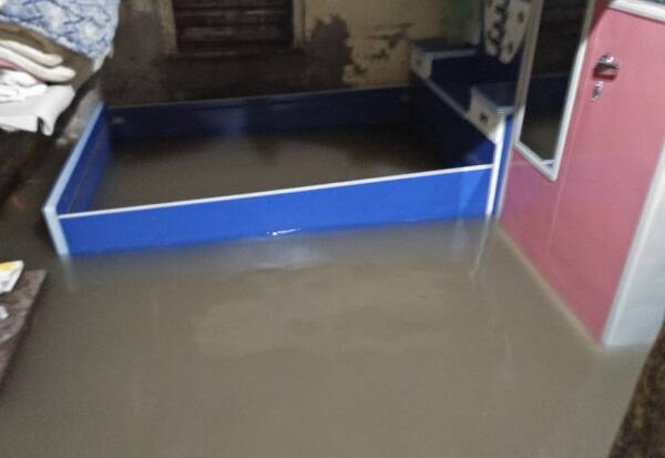 નર્મદા જિલ્લાના સાગબારામાં પણ 7 ઇંચ વરસાદ ખાબકતાં નાળા તૂટી જતાં 5 ગામો સંપર્ક વિહોણા થયા હતા. સુરત અને નવસારીમાં પણ રવિવારે 2 ઇંચ જેટલો વરસાદ પડ્યો હતો. સુરત જિલ્લામાં મહુવા, ડાંગ જિલ્લાના આહવા, વઘઈમાં 8 ઇંચ સુધીનો વરસાદ પડ્યો હતો. 