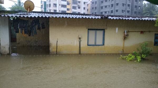 નવસારીમાં 2 ઇંચ વરસાદ નોંધાયો હતો. અમરેલી, સાવરકુંડલામાં પણ ઠેક ઠેકાણે 2 ઇંચ વરસાદ થયો હોવાના અહેવાલ છે. રાજુલામાં દોઢ ઇંચ વરસાદ પડતાં જોલાપુરી નદીમાં પૂર આવ્યું હતું જ્યારે છાપરી નદીમાં માનસિક રીતે અસ્થિર યુવાન તણાઈ ગયો હતો જેને લોકોએ બચાવી લીધો હતો. 