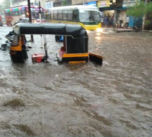 અમદાવાદમાં આગામી ચાર દિવસો દરમિયાન શહેરમાં વરસાદી ઝાપટાંથી લઇને હળવા વરસાદની શક્યતા છે. દક્ષિણ ગુજરાત વિસ્તારમાં અપરએર સાઈક્લોનિક સરક્યુલેશન સક્રિય થતાં દક્ષિણ ગુજરાતનાં વિવિધ વિસ્તારોમાં મધ્યમથી ભારે વરસાદ પડ્યો હતો. 