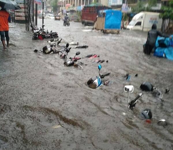 આગામી પાંચ દિવસો દરમિયાન રાજ્યનાં વિવિધ વિસ્તારોમાં મેઘમહેર થવાની શક્યતા છે, જે અંતર્ગત આગામી બે દિવસ દરમિયાન દક્ષિણ ગુજરાતનાં દરિયાકાંઠાના વિસ્તારોમાં ભારેથી અતિભારે અને ત્રણ દિવસ ભારેથી મધ્યમ જ્યારે ઉત્તર ગુજરાત અને સૌરાષ્ટ્રમાં મધ્યમથી હળવો વરસાદ પડવાની વકી હવામાન વિભાગે વ્યક્ત કરી છે. 