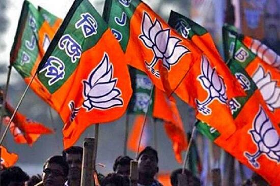 આગામી લોકસભા ચૂંટણી માટે દેશનો મૂડ જાણવા માટે આ વર્ષના મે મહિનામાં એબીપી ન્યુઝે એક સર્વે કરાવ્યો હતો. સર્વેના જણાવ્યા પ્રમાણે જો લોકસભા ચૂંટણી માટે મતદારો વોટ આપશે તો નરેન્દ્ર મોદી ફરી એકવાર પ્રધાનમંત્રીની ખુરશી પર બેસી શકે છે. પરંતુ બીજેપીની સીટો ઓછી થઈ જશે. બીજેપી એકલી બહુમત મેળવી શકશે નહીં. 