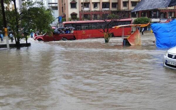 હવામાન વિભાગ મુજબ, રવિવાર સવારે 8.30 વાગ્યાથી સોમવાર સવારે 8.30 વાગ્યા સુધીમાં કોલાબામાં 170.6 મિલીમીટર અને સાંતાક્રૂઝમાં 122 મિલીમીટર વરસાદ પડ્યો છે.