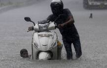 મુંબઈમાં મેઘરાજાનું મેઘતાંડવ: જ્યાં જુઓ ત્યાં પાણી જ પાણી, આવી છે તસવીરો