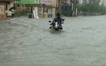 મુંબઈમાં મેઘરાજાનું મેઘતાંડવ: જ્યાં જુઓ ત્યાં પાણી જ પાણી, આવી છે તસવીરો