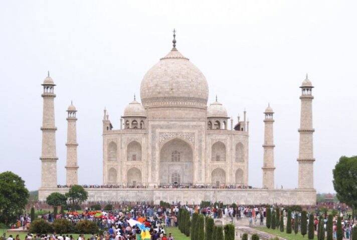 નવી દિલ્હી: સુપ્રીમ કોર્ટે તાજમહેલમાં બહારના લોકોને નમાજ અદા કરવાની મંજૂરી માગતી અરજી પર સુનાવણી કરવાની સ્પષ્ટ ના પાડી દીધી છે. સુપ્રીમ કોર્ટે સોમવારે કહ્યું કે આ સાત અજાયબીમાં સામેલ છે, અહીં નમાઝ ન પઢી શકાય. નમાઝ અન્ય કોઈ સ્થળે પણ પઢી શકાય છે. જો કે સ્થાનિક નમાઝી હજુ પણ નમાઝ અદા કરી શકે છે. નોંધનીય છે કે સ્થાનિક નમાઝીઓએ એક અરજી કરી હતી જેમાં માંગ કરવામાં આવી હતી કે તેમની સાથે સાથે બહારના લોકોને પણ નમાઝ પઢવાની મંજૂરી આપવામાં આવે.