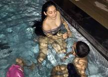 સ્વિમિંગ પૂલમાં બાળકો સાથે મસ્તી કરતી જોવા મળી સંજય દત્તની પત્ની માન્યતા, જુઓ તસવીરો