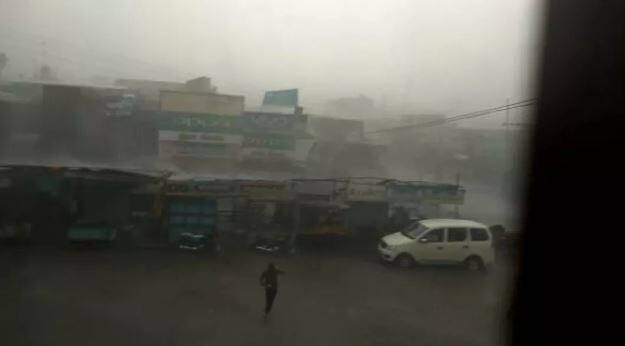 રાજકોટ: અમરેલી પંથકમાં બીજા દિવસે પણ મેઘરાજા મહેરબાન થયા છે. અમરેલી પંથકમાં બપોર બાદ વાતાવરણમાં પલ્ટો આવતા બે કલાકમાં સવા ઇંચ વરસાદ પડ્યો હતો. રાજકોટના મોટા ભાગના વિસ્તારોમાં ઝાપટાં વરસ્યા હતો તો મેટોડા અને મવડી વિસ્તારમાં ધોધમાર વરસાદથી રસ્તાઓ પર પાણી ભરાયા ગયા હતા.