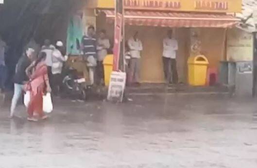 વરસાદના કારણે વાતાવરણમાં પણ ઠંડક પ્રસરી ગઇ હતી. ધોધમાર વરસાદના પગલે લોકો પણ અસહ્ય બફારાથી અકળાઇ વરસાદનો આનંદ માણવા બહાર નીકળી ગયા હતા અને વરસતા વરસાદમાં ન્હાવાનો આનંદ માણ્યો હતો. રાજકોટ જિલ્લાના અમુક વિસ્તારોમાં વરસાદ થતા ખેડૂતોમાં ખુશીની લહેર જોવા મળી હતી.