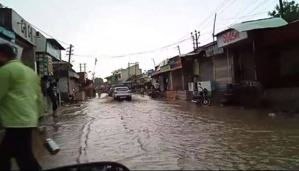 ઉના, કોડીનાર અને ગીર ગઢડામા પણ ભારે વરસાદ પડ્યો હતો. ગીર ગઢડામાં મન મૂકીને મેઘરાજા વરસ્યા હતા. ગીર પંથકમા વરસાદની એન્ટ્રી થતા ખેડૂતો ખુશખુશાલ થયા હતા.