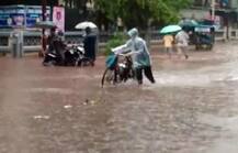 મુંબઈમાં છેલ્લા 21 કલાકમાં 12 ઈંચ વરસાદ, સ્કૂલ-કૉલેજ બંધ, લોકલ ટ્રેન સહિત 90 ટ્રેનો રદ્દ