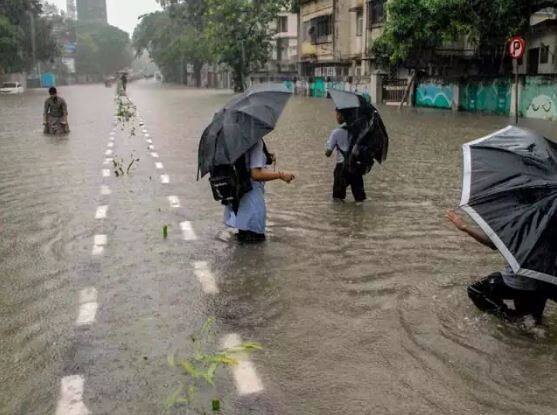 વસઈના રહેણાક વિસ્તારમાં પાણી ભરાવાથી 300 લોકો ફસાઈ ગયા હતા. ખાસ કરીને ઉત્તર અને પશ્ચિમ ઉપનગરોમાં વરસાદનું જોર વધુ હતું. જોકે થાણે, ડોંબિવલી, કલ્યાણ, ભિવંડી, બદલાપુર, અંબરનાથમાં મુશળધાર વરસાદ ચાલુ છે. આટલું જ નહીં, કોંકણ સહિત રાજ્યના અન્ય ભાગોમાં પણ વરસાદનું જોર ચાલુ છે. આગામી 24 કલાકમાં પણ જોરદાર વરસાદ પડવાની આગાહી કરવામાં આવી છે. 