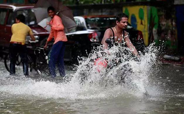 નાલાસોપારા, વસઈ, વિરાર, કલ્યાણ ભિવંડીમાં તો અનેક દુકાનો અને ઘરોમાં પાણી ભરાઈ ગયાં હતાં. પાલઘર, દહાણુ, વિક્રમગઢ, તલાસરી વાડા વિસ્તારમાં પણ જોરદાર વરસાદ પડ્યો હતો.