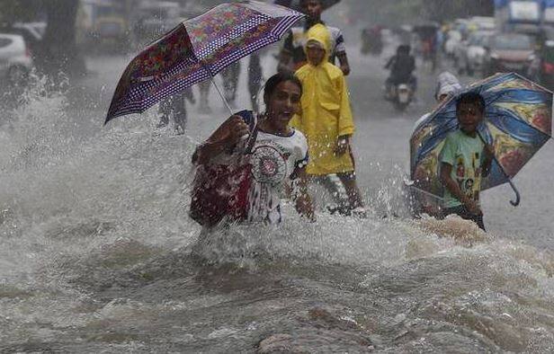 રાજ્યમાં બધી જ નદીઓ અને નાળાઓમાં પૂર આવ્યાં હતાં. છેલ્લા ત્રણ દિવસથી વરસતા વરસાદનું જોર ઓછું નહીં થતાં અને ઠેર ઠેર પાણી ભરાયાં હોવાથી સ્કૂલ- કોલેજોમાં રજા જાહેર કરાઈ હતી.