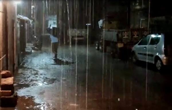 કોટડાસાંગાણીના રાજપરા, ભાડવા, દેવળિયા, નારણકા, ભાડુઈ, પાંચતલાવડા સહિતના ગામોમાં ધોધમાર વરસાદ પડતાં ખેડૂતો ખુશ ખુશાલ થઈ ગયા હતા અને જળાશયોમા નવાં નીરની આવક શરૂ થઈ હતી. વરસાદથી વાતાવરણમા ઠંડક પ્રસરી જવા પામી હતી, જ્યારે કરમાળ ડેમ સમીપ નાનામાંડવા ગામે વરસાદી ઝાપટું પડી ગયું હતું. આ તકે રોડ પર પાણી ફરી વળ્યાં હતાં. 