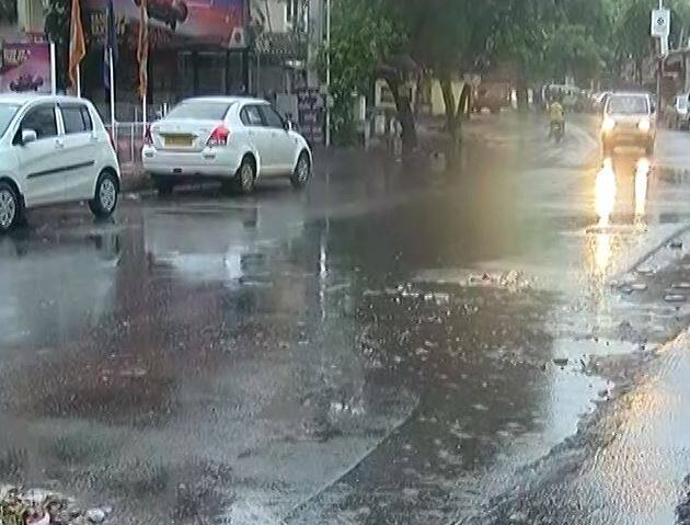 અમદાવાદ: અમદાવાદમાં લાંબા વિરામ બાદ આજે વહેલી સવારે વરસાદનું આગમન થયુ છે. શહેરના એસ.જી. હાઇવે, સેટેલાઇટ, બોડકદેવ, ચાંદખેડા સહિતના કેટલાંક વિસ્તારોમાં વહેલી સવારે વરસાદ વરસતા વાતાવરણમાં ઠંડક પ્રસરી છે. 