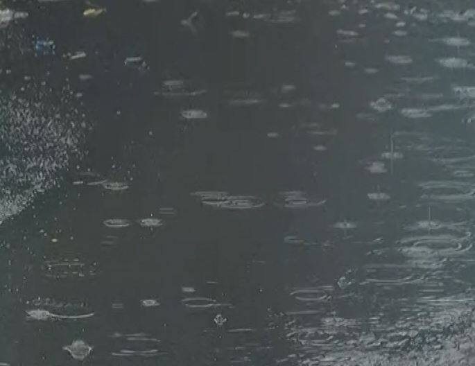 અમદાવાદમાં વહેલી સવારથી અનેક વિસ્તારોમાં ધીમી ધારે વરસાદ શરૂ થયો છે. શહેરના એસજી હાઈવે, ઘાટલોડિયા, બોપલ, ઘુમા, આંબાવાડી, નારાણપુરમાં વરસાદ પડી રહ્યો છે તો શહેરના પૂર્વમાં નરોડા, ઠક્કરબાપા નગર, સારંગપુર, ઓઢવ, મણિનગરમાં પણ વરસાદ વરસી રહ્યો છે. વરસાદને કારણે વાતાવરણમાં ઠંડક પ્રસરી છે.