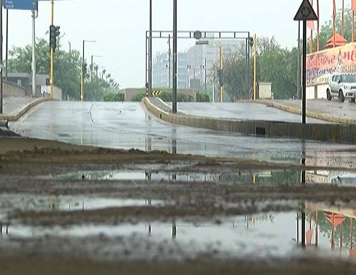  રાજ્યભરમાં આગામી બે દિવસોમાં ભારે વરસાદની હવામાન વિભાગે આગાહી કરી છે. હાલ દક્ષિણ ગુજરાત સિવાય મોટભાગના વિસ્તારોમાં વરસાદ પાછો ખેંચાયો છે. પરંતુ મધ્ય લેવલે રચાયેલા સેરઝોનથી 12 જુલાઇથી રાજ્યમાં ભારે વરસાદ પડશે. 13 જુલાઇથી બંગાળની ખાડીમાં લો પ્રેશર સર્જાવાના કારાણે 14થી 20 જુલાઇ સુધીમાં ભારેથી અતિભારે વરસાદની શક્યતા છે.