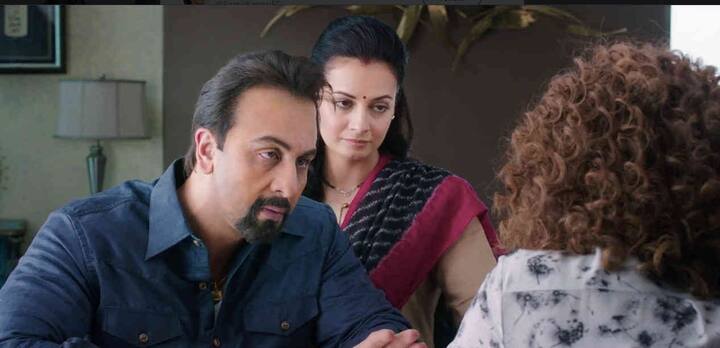 મુન્નાભાઇ, 3 ઇડિયટ્સ, પીકે અને હવે સંજુ જેવી હિટ ફિલ્મો આપ્યા બાદ રાજકુમાર હિરાની બૉલીવુડની બેક ટુ બેક હિટ ફિલ્મો આપનારા ફિલ્મમેકર બની ગયા છે. રાજકુમાર હિરાનીની તાજેતરમાં જ રિલીઝ થયેલી ફિલ્મ સંજુ 300 કરોડના ક્લબમાં સામેલ થવાની તૈયારીમાં છે. મીડિયા રિપોર્ટ અનુસાર, આ ફિલ્મની એક પ્રમૉશનલ ઇવેન્ટ દરમિયાન રણબીર કપૂરે એકવાર ફરીથી રાજકુમાર હિરાનીની સાથે કામ કરવાની ઇચ્છા વ્યક્ત કરી છે.