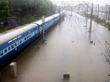 ભારે વરસાદના કારણે ટ્રેન વ્યવહાર ખોરવાયો, જાણો મુંબઇથી ગુજરાત આવતી-જતી કઇ ટ્રેનો થઇ રદ્દ ને કઇ પડી મોડી