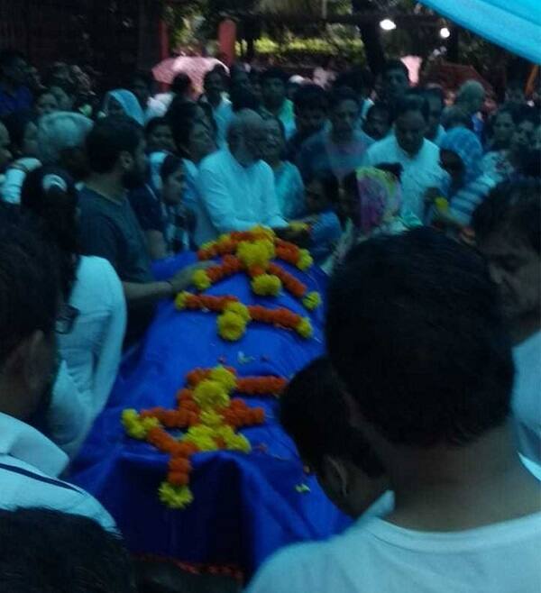 આજે ડો. હાથીની અંતિમ યાત્રા નીકળી હતી. અંતિમ સંસ્કારની તસવીરો અને વીડિયો સામે આવ્યા હતાં. અંતિમ સંસ્કારમાં ટીવીના કલાકારો પણ જોડાયા હતાં. માતા-પિતા ડો. હાથીનો મૃતદેહ જોઈને ધ્રૂસકે-ધ્રૂસકે રડી પડ્યા હતાં. 