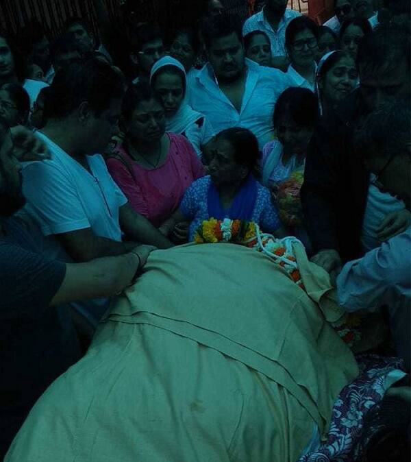 કવિ કુમાર આઝાદની અંતિમ યાત્રામાં ભવ્ય ગાંધી, મિસિસ સોઢી, નિધી ભાનુશાલી, નેહા મહેતા, સોનાલિકા જોષી, અંબિકા રંજનરકર, શ્યામ પાઠક, ઘનશ્યામ નાયક, કુશ શાહ, તન્મય વેકરિયા અને પ્રોડ્યુસર અસિત મોદીએ ડો. હાથીના પાર્થિવ દેહને અંતિમ દર્શન કરીને ભાવભીની શ્રદ્ધાંજલી પાઠવી હતી. આ ઉપરાંત નજીકના લોકોએ પણ હાજરી આપી હતી. 