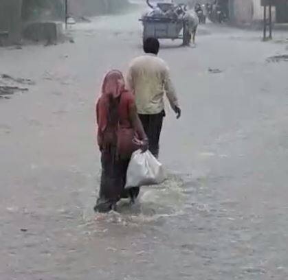 લોકોના ઘરમાં, હોસ્પિટલ, સ્કૂલ અને નિચાણવાળા વિસ્તારોમાં પાણી ભરાઈ જતા લોકોને હાલાકીનો સામનો કરવો પડી રહ્યો છે. 