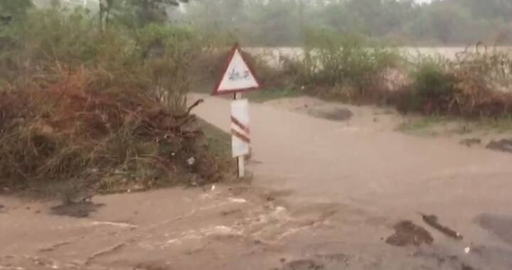  અમરેલીના જીકાડ્રી, મોટા માણસા, એભલવડ, ફિસરી, ટીમબી માં અનરાધાર 1 કલાકમાં ત્રણ ઇંચ વરસાદ ખાબક્યો હતો. અનરાધાર વરસાદ થી ખેડૂતોમાં ખુશીની લાગણી છવાઈ ગઈ છે. છેલ્લા બે દિવસથી પડી રહેલા વરસાદને કારણે દલી નદી અને ધાતલ નદી બે કાંઠે વહી રહી છે.