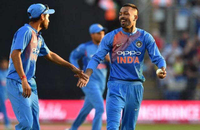 પોતાના પ્રદર્શન વિશે હાર્દિકે કહ્યું કે, ‘સાચું કહું તો ટ્વેન્ટી 20 ફોર્મેટને હું એક અજીબ ગેમની જેમ જોઉં છું. અહીં તમારે તમારી સર્વશ્રેષ્ઠ બોલિંગ કરવાની હોય છે. મને હજી પણ યાદ છે કે, 22 રન આપ્યા બાદ પણ હું સામાન્ય હતો. જો તમે યોગ્ય લેન્થ સાથે બોલિંગ કરો અને આ પ્રકારની પીચ પર વિકેટ પ્રાપ્ત કરો તો અંતે તમે રન રોકી શકો છો. મારું ધ્યાન માત્ર યોર્કર ફેંકવાને બદલે અલગ અલગ બોલ નાખવા પર હતું, કારણ કે સારી લેન્થની સાથે બોલિંગ કરવી મહત્ત્વની છે. સામે બાઉન્ડ્રી પણ ખૂબ નાની હતી.’