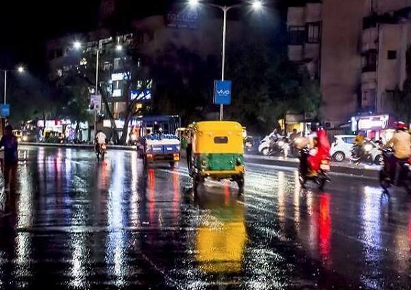 અમદાવાદ: આખો દિવસ કાળા ડિંબાંગ વાદળો અને અંધારા જેવું વાતાવરણ રહ્યા બાદ રાત્રે અમદાવાદમાં ધોધમાર વરસાદનું આગમન થયું હતું. અમદાવાદમાં રાત્રે લગભગ 11 વાગ્યાની આસપાસ વરસાદ શરૂ થયો હતો. જ્યારે છેલ્લા બે દિવસથી અમરેલી જિલ્લામાં પણ ધોધમાર વરસી રહ્યો છે. ભારે વરસાદને કારણે અમરેલી જિલ્લાના અનેક ગામોમાં પાણી ભરાયા છે.