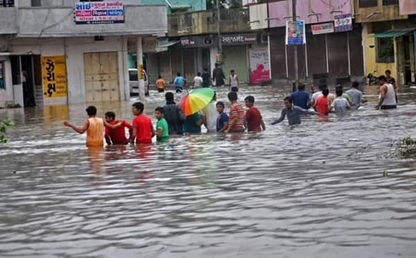 અમદાવાદ: મંગળવારે દક્ષિણ ગુજરાત અને સૌરાષ્ટ્રને ભારે વરસાદ ઘમરોળ્યું તો બીજી તરફ અમદાવાદ સહિત ઉત્તર ગુજરાતના મોટાભાગના વિસ્તારો કોરા રહ્યા છે. હવામાન વિભાગના જણાવ્યા પ્રમાણે, બે સિસ્ટમ સક્રિય થવાથી આગામી 4 દિવસમાં સમગ્ર ગુજરાતમાં મેઘ મહેર થશે. સૌરાષ્ટ્ર અને દક્ષિણ ગુજરાતના અમુક વિસ્તારોમાં ભારેથી અતિભારે વરસાદની આગાહી હવામાન વિભાગે કરી છે.