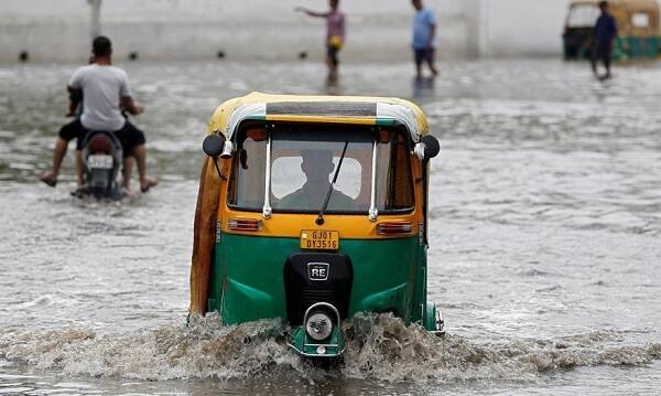 આગામી 4 દિવસમાં ઉત્તર ગુજરાત અને અમદાવાદમાં વરસાદ થશે હવામાન વિભાગે જણાવ્યું હતું. ગુજરાત સરકારે NDRF (નેશનલ ડિઝાસ્ટર રિસપોન્સ ફોર્સ)ની 15 ટીમ વાપી, વલસાડ, સુરત, બનાસકાંઠા, જામનગર, ગાંધીનગર, અમરેલી અને વડોદરામાં તૈનાત કરી દીધી છે.