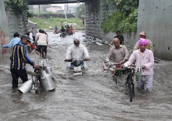 11 જુલાઈએ ગુજરાતના સૌરાષ્ટ્ર, વલસાડ, નવસારી, તાપી, સુરત, નર્મદા, ભરૂચ, વડોદરા, પંચમહાલ, દમણમાં ભારેથી અતિભારે વરસાદની હવામાન વિભાગ દ્વારા આગાહી કરવામાં આવી છે.