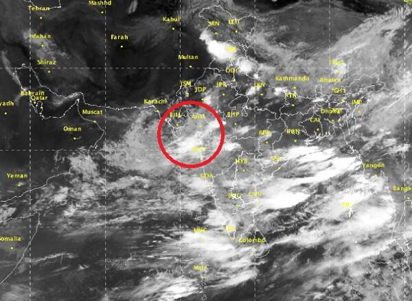 આ બંને સિસ્ટમના કારણે ઉત્તર ગુજરાતમાં વરસાદ થવાની સંભાવના છે. દક્ષિણ ગુજરાત અને સૌરાષ્ટ્રમાં ભારે વરસાદની ચેતવણી આપવામાં આવી છે. છોટાઉદેપુર, ગીર સોમનાથ, પોરબંદર, જૂનાગઢ અને દેવભૂમિ દ્વારકામાં અતિભારે વરસાદની સંભાવના છે.