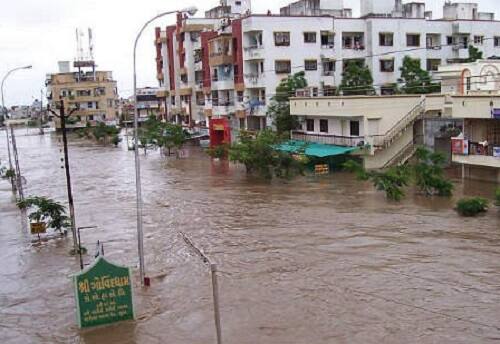 12 જુલાઈએ બનાસકાંઠા, મહેસાણા, અરવલ્લી, વલસાડ, નવસારી, દાહોદ, મહીસાગર, અરવલ્લીમાં ભારેથી અતિ ભારે વરસાદ પડે તેવી શક્યતા છે. જ્યારે 13 જુલાઈએ વલસાડ, નવસારી, દમણ, દાદરાનગર હવેલી સહિતના વિસ્તારોમાં ભારેથી અતિભારે વરસાદની પડે તેવી સંભાવના છે. જ્યારે સાબરકાંઠા, અરવલ્લી અને સૌરાષ્ટ્રના ગીર-સોમનાથ અને દીવમાં ભારે વરસાદ પડે તેવી આગાહી કરવામાં આવી છે.