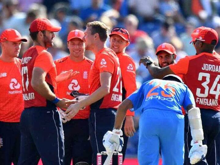 ઇંગ્લન્ડ વનડે ટીમઃ- ઇયોન મોર્ગન (કેપ્ટન), જેસન રોય, જોની બેયર્સટો, જોસ બટલર (વિકેટકીપર), મોઇન અલી, જોય રૂટ, જેક બાલ, ટોમ કુરેન, એલેક્સ હેલ્સ, લિયામ પ્લન્કેટ, બેન સ્ટોક્સ, આદિલ રાશિદ, ડેવિડ વિલે, માર્ક વુડ.