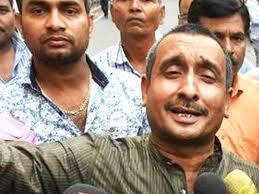 આ મામલે એફઆઇઆર દાખલ કર્યા બાદ તેને અને તેના પરિવારજનોને સતત ધમકીઓ મળી રહી છે. તેના થોડા જ દિવસોમાં રેપ પીડિતાના પિતાનું પોલીસ કસ્ટડીમાં મોત થયુ હતુ. પીડિતાના પિતાના મોત મામલે પોલીસ સ્ટેશન અધિકારી સહિત છ પોલીસ જવાનોને સસ્પેન્ડ કરવામાં આવ્યા હતા અને મારપીટ મામલે ચાર લોકોની ધરપકડ પણ કરાઇ હતી.