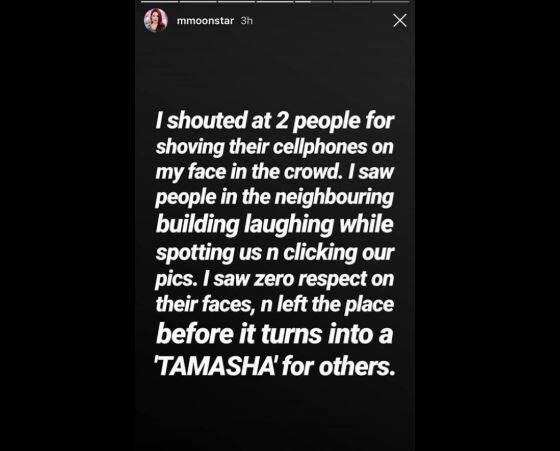  મુનમુને લખ્યું કે, “સેલ્ફી લેવા માટે મારા ચહેરા આગળ ફોન ધરી રહેલા બે લોકોને મેં ખખડાવ્યા. આસપાસની બિલ્ડિંગના લોકો અમને જોઈને હસી રહ્યા હતા અને અમારી તસવીરો લઈ રહ્યા હતા. તેમના ચહેરા પર મને કોઈ દુઃખ કે આદરભાવ ન જોવા મળ્યો. એટલે જ કોઈપણ પ્રકારનો તમાશો થાય તે પહેલાં હું એ સ્થળેથી નીકળી ગઈ.”