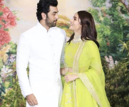 આલિયા ભટ્ટની પર્સનલ લાઈફ પણ હાલ ચર્ચામાં છે. બોલિવુડમાં એ પ્રકારની ખબરો ચાલી રહી છે કે આલિયા રણબીર કપૂરને ડેટ કરી રહી છે. બંને ફિલ્મ બ્રહ્માસ્ત્રમાં પ્રથમ વખત સાથે જોવા મળશે.