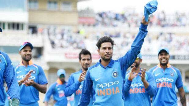 નવી દિલ્હીઃ 'કાંઠાના જાદુગર' કુલદીપ યાદવ ગુરુવારે અંગ્રેજો પર કેર બનીની તુટી પડ્યો હતો. તેને ઇંગ્લેન્ડ વિરુદ્ધ ત્રણ મેચોની વનડે સીરીઝની પહેલી મેચમાં કેરિયરની સર્વશ્રેષ્ઠ બૉલિંગ કરી, જેમાં ટ્રેન્ટબ્રિઝમાં સારી શરૂઆત બાદ યજમાન ટીમ 268 રનો પર જ સમેટા ગઇ હતી. 