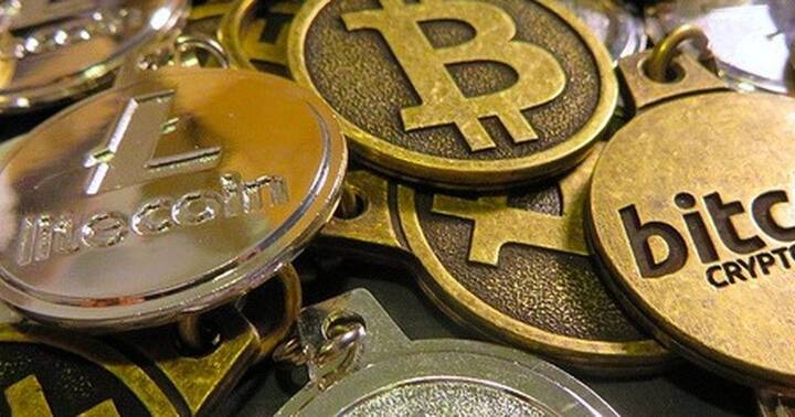 ધારી પંથકમાં પોસ્ટરો લાગતા ફરી બિટકોઈન પ્રકરણ ચર્ચાના એરણે ચડ્યું છે. છેલ્લા બે માસથી નલીન કોટડીયા સોશ્યલ મીડિયામાં પોતે નિર્દોષ હોવાના ઇન્ટરવ્યું મોકલતા હતા. પરંતુ હવે સી.આઈ.ડી. ક્રાઈમ બ્રાંચ મજબુત સકંજો કસતા કોટડીયા ભુગર્ભમાં ઉતરી ગયા છે.