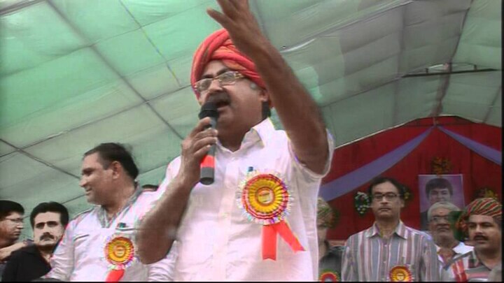 આ અંગેની વિગતો એવી છે કે, સુરતની યુવતી દ્વારા કચ્છના પૂર્વ ધારાસભ્ય અને ભાજપ ઉપાધ્યક્ષ જયંતિ ભાનુશાલી સામે બળાત્કારની ફરિયાદ કરવામાં આવી છે. પોતાના રાજીનામામાં તેમણે લખ્યું છે કે, તેમની સામેની તપાસ સ્પષ્ટ રીતે પૂર્ણ ન થાય ત્યાં સુધી તેઓ હોદ્દા પરથી રાજીનામું આપી રહ્યા છે. આ સાથે તેમણે યુવતીનો શારીરિક શોષણ કર્યાનો આક્ષેપ ખોટો હોવાનું પણ જણાવ્યું છે.