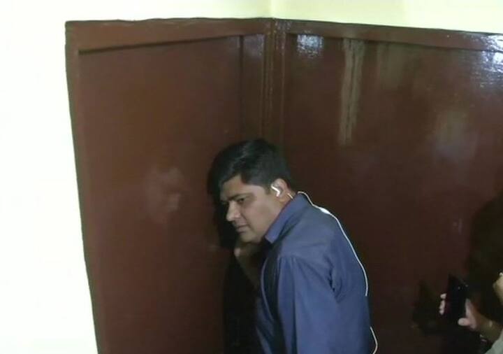  અત્યાર સુધી જે જાણકારી મળી તે મૂજબ છોકરો ઉત્તર પ્રદેશના અલીગઢનો રહેવાસી છે. આરોપી છોકરો પત્રકારત્વનો અભ્યાસ કરી ચુક્યો છે. મુંબઈમાં મૉડલિંગ કરે છે. છોકરીને મૉડલિંગ અને ફિલ્મોમાં કામ કરવાના સપના બતાવી મુંબઈ લઈ ગયો હતો. છોકરીને જ્યારે સત્યની જાણ થઈ ત્યારે પાછી ફરી હતી. 