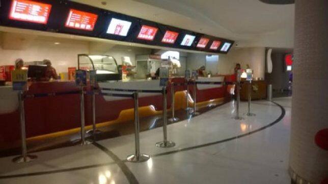  મલ્ટીપ્લેક્સમાં ખાવા-પીવાની ચીજ વસ્તુઓ પર ભાવ વધારાને લઈને રાજ ઠાકરેની પાર્ટી મહારાષ્ટ્ર નવનિર્માણ સેના સતત પ્રદર્શન કરી રહી છે. હાલમાં જ મનસેના કાર્યકર્તાઓએ મલ્ટીપ્લેક્સમાં પ્રદર્શન કર્યું હતું ઔપ સિનેમાહોલના મેનેજર સાથે મારપીટ પણ કરી હતી. જાણકારી મુજબ મુંબઈના કેટલાક સિનેમા હોલ માલિકોએ મનસે પ્રમુખ રાજ ઠાકરે સાથે મુલાકાત પણ કરી હતી. 