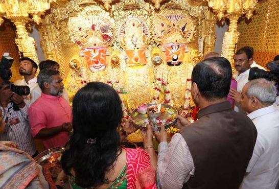 અમદાવાદ: ભગવન જગન્નાથની આ વર્ષે 141મી રથયાત્રા ભારે હર્ષોલ્લાસ સાથે નીકળશે. રથયાત્રાની પૂર્વસંધ્યાએ સીએમ રૂપાણી અને ડે.સીએમ નીતિન પટેલે ભગવાન જગન્નાથના દર્શન કર્યા હતા. ભાજપના રાષ્ટ્રીય અધ્યક્ષ અમિત શાહ પણ અમદાવાદ પહોંચ્યા છે. અમિત શાહે સવારે ભગવાન જગન્નાથની મંગળા આરતી કરશે.