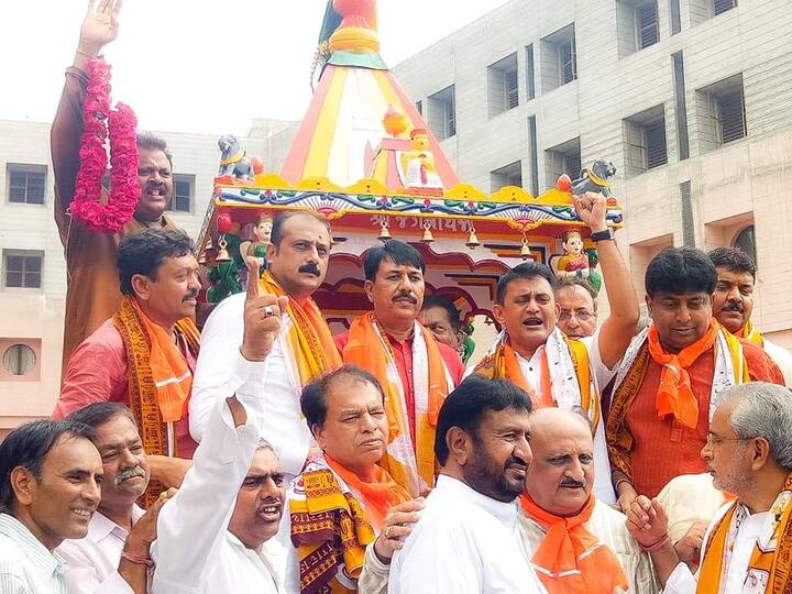 રથયાત્રાના ગણતરીના કલાકો પહેલા દર્શન માટે નેતાઓનો જમાવડો જોવા મળી રહ્યો છે. વિપક્ષ નેતા પરેશ ધાનાણી કૉંગ્રેસ પ્રદેશ પ્રમુખ અમિત ચાવડા સહિતના કૉંગ્રેસના નેતાઓએ પણ રથની પુજા કરી હતી.