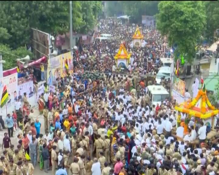  પ્રેમ દરવાજા વિસ્તારમાં મુસ્લિમ બિરાદરોએ ભગવાન જગન્નાથનું સ્વાગત કર્યું હતું. 