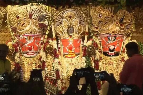 મુખ્યમંત્રી વિજય રૂપાણી, નાયબ મુખ્યમંત્રી નીતિન પટેલના હસ્તે સવારે સાત વાગ્યે પહિંદવિધિ બાદ તેઓએ રથ ખેંચી રથયાત્રાનું પ્રસ્થાન કરાવ્યું હતું. રથયાત્રાના દિવસે સવારે ચાર વાગ્યે મંગળા આરતીમાં ભાજપના રાષ્ટ્રીય અધ્યક્ષ અમિત શાહ ઉપસ્થિત રહ્યાં હતાં.