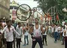 અમદાવાદ રથયાત્રાઃ યુવાને દાંતથી ઊંચકી સાયકલ, બીજા કરતબ જોઇ થશો દંગ